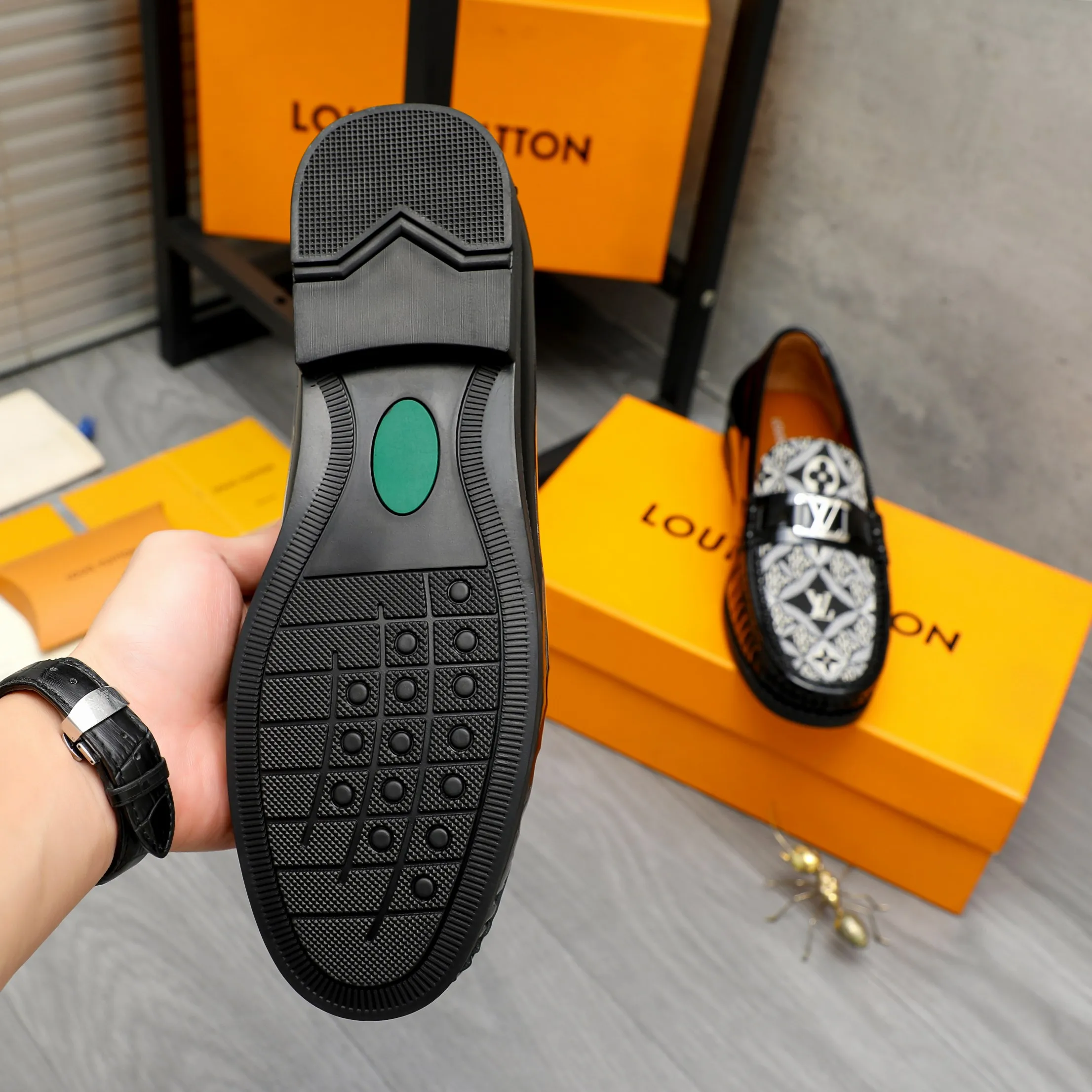 Men's shoes 💰400 Product trademark: LV "Louis Vuitton" casual slip-on shoes Regular size: 38-45 (45 is custom-made and non-returnable) Product material: Selected breathable fabric spliced ​​patent cowhide upper, cowhide lining, rubber outsole